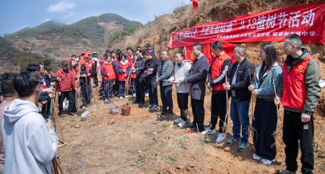正道中學(xué)開(kāi)展2025年“履行植樹(shù)義務(wù)，共建美麗昭通”3.12植樹(shù)節(jié)活動(dòng)
